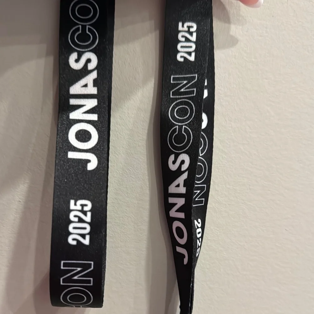 BRAND NEW! Jonas Con 2025 Lanyard with metal clip - Picture 2 of 3
